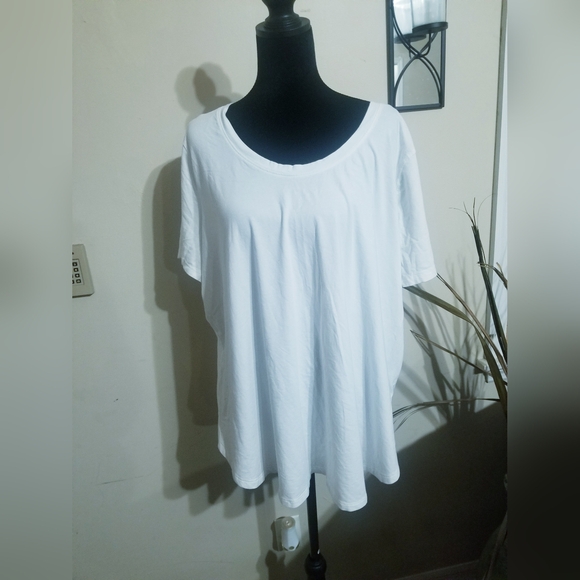 Ava & Viv Tops - Ava & Viv White Scoop Neck Short Sleeve Tee